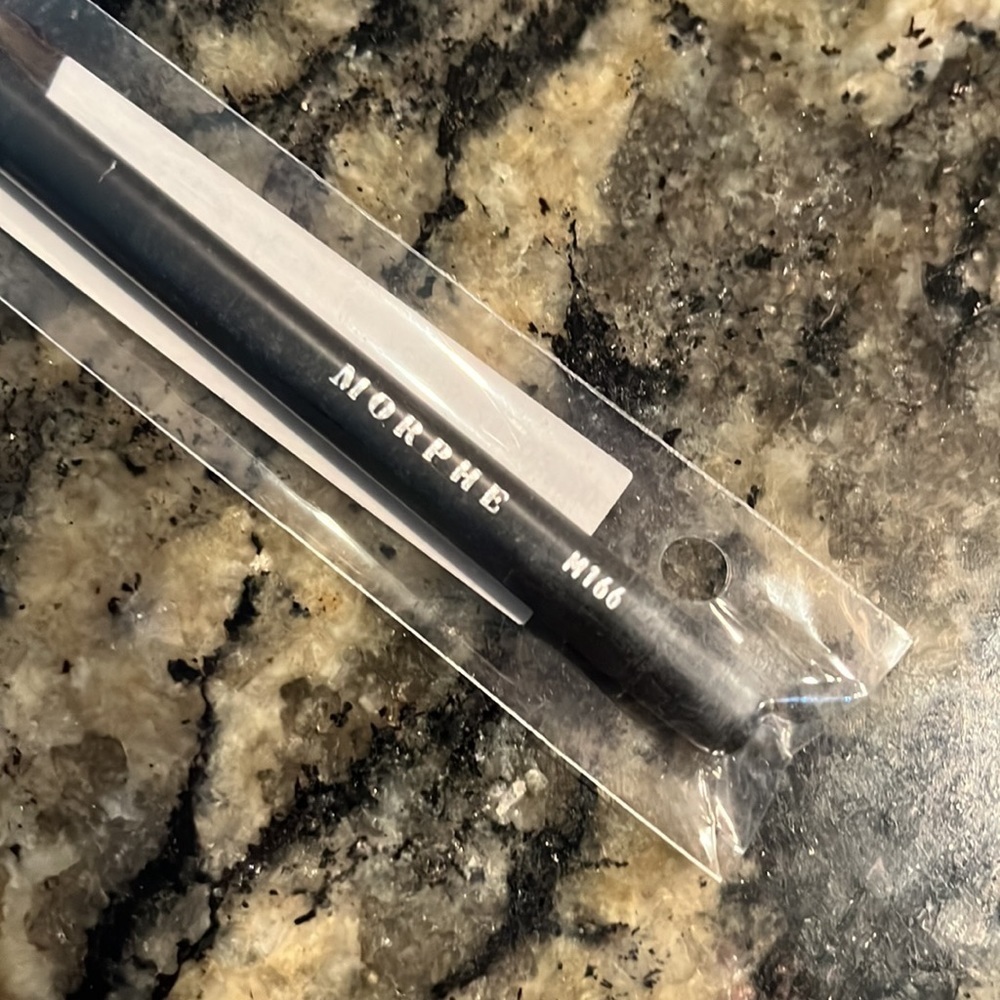 Morphe M166 Oval Shadow Brush - Picture 3 of 4